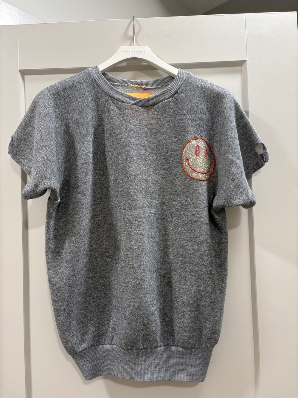 Aquarius Cocktail Gray Short Sleeve Lightweight Sweatshirt—Like New—Smiley Face